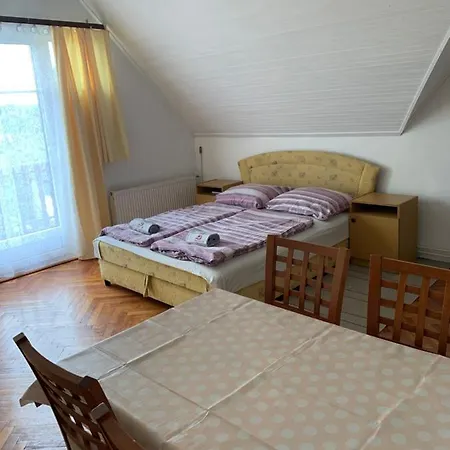 Kriszta Apartmanhaz شقة *