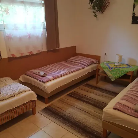 Kriszta Apartmanhaz דירה *